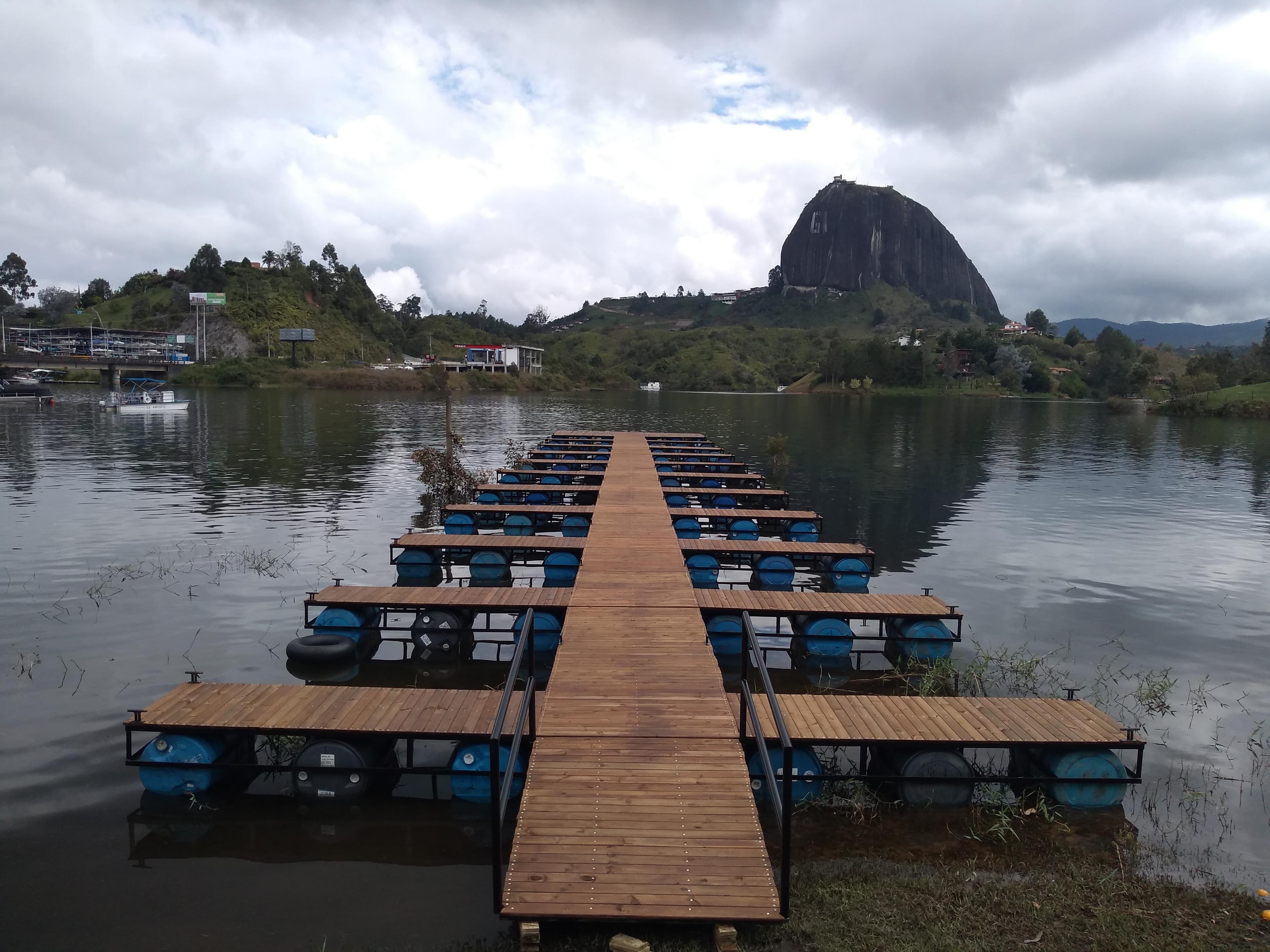 Muelle sobre represa Guatapé - Construcción con estructuras metálicas
