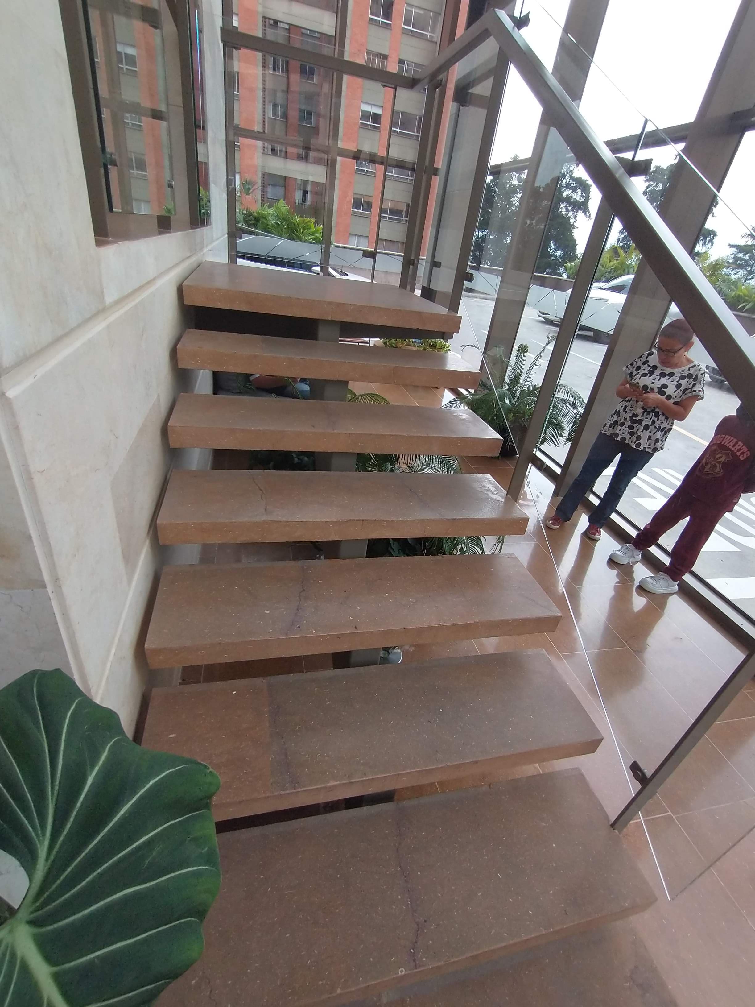 Trabajos de cerrajería y carpintería metálica en interiores - ConCivil Aceros Medellín