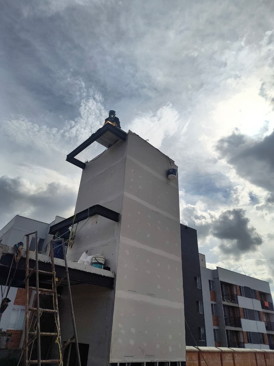 Estructura metálica pesada terminada con cerramiento en edificio residencial - ConCivil Aceros