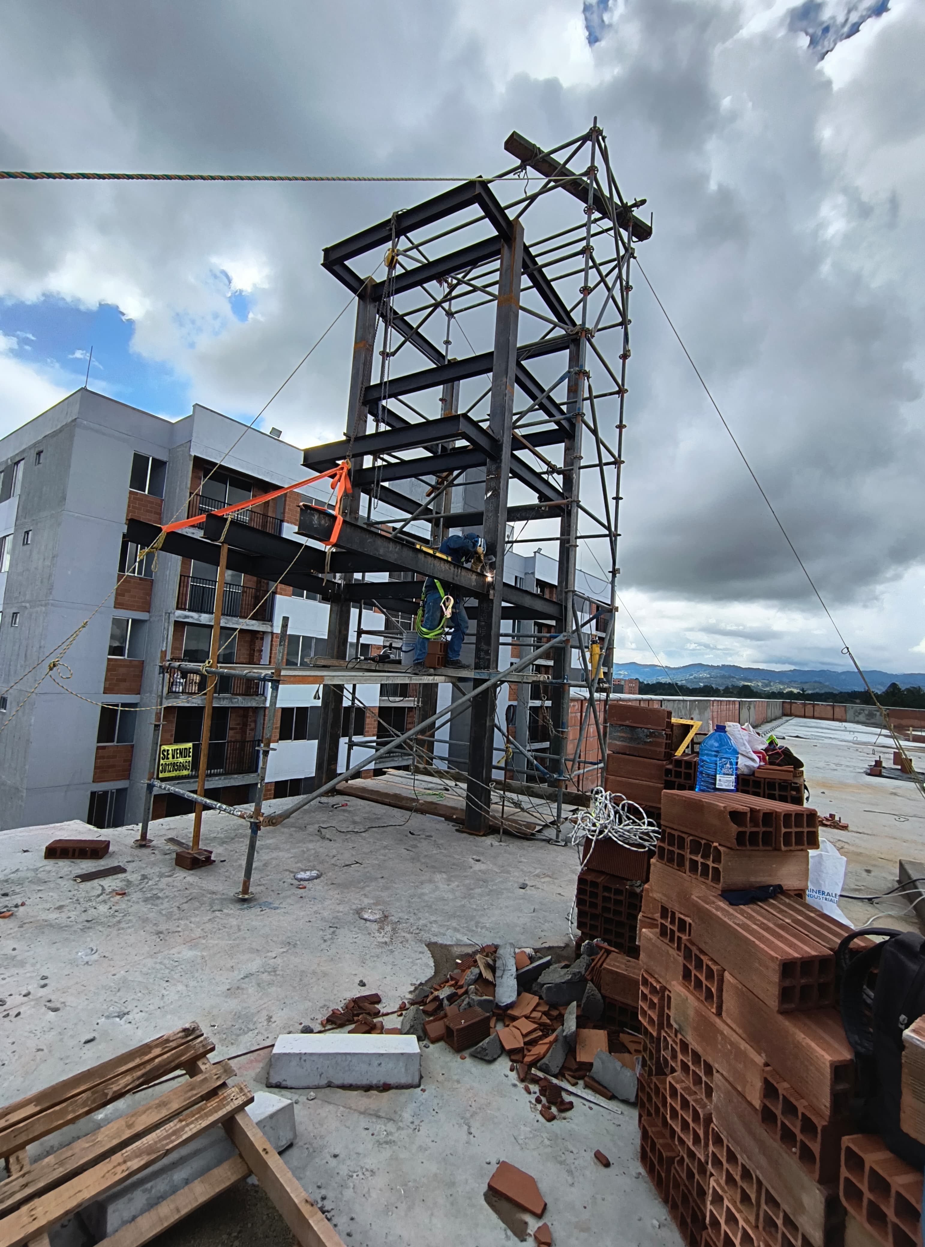 Estructura Pesada en Cubierta de Edificio